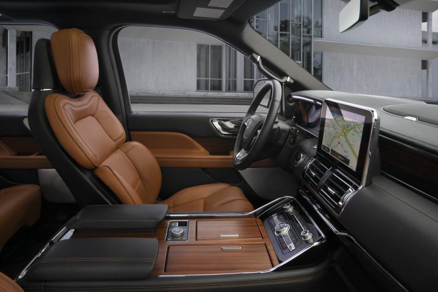 Интерьер Lincoln Navigator Monochromatic 2019 года  (фото 6 из 17)